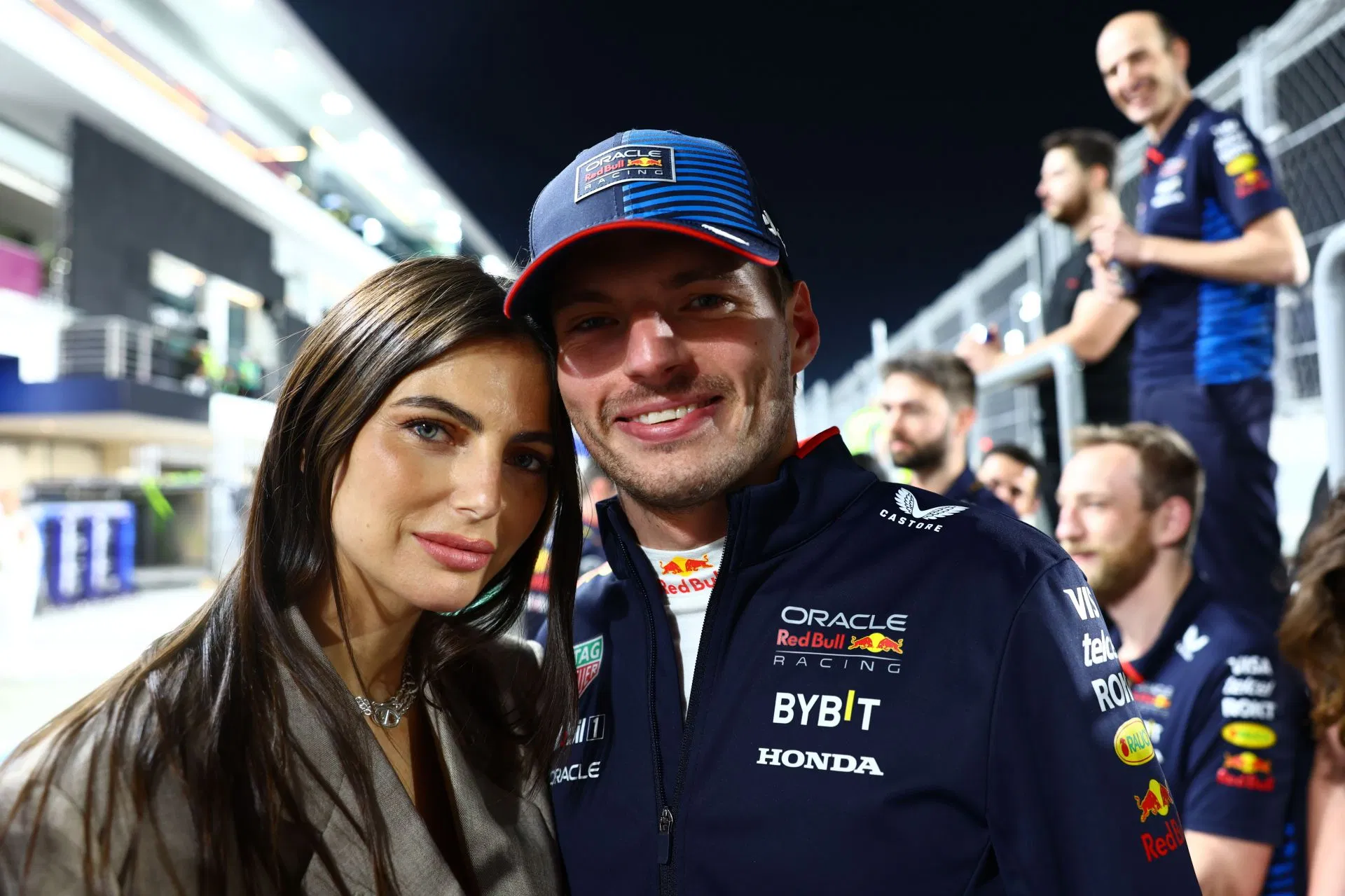 A namorada de Max Verstappen, Kelly Piquet, define a moda em um maiô azul em sua recapitulação de junho