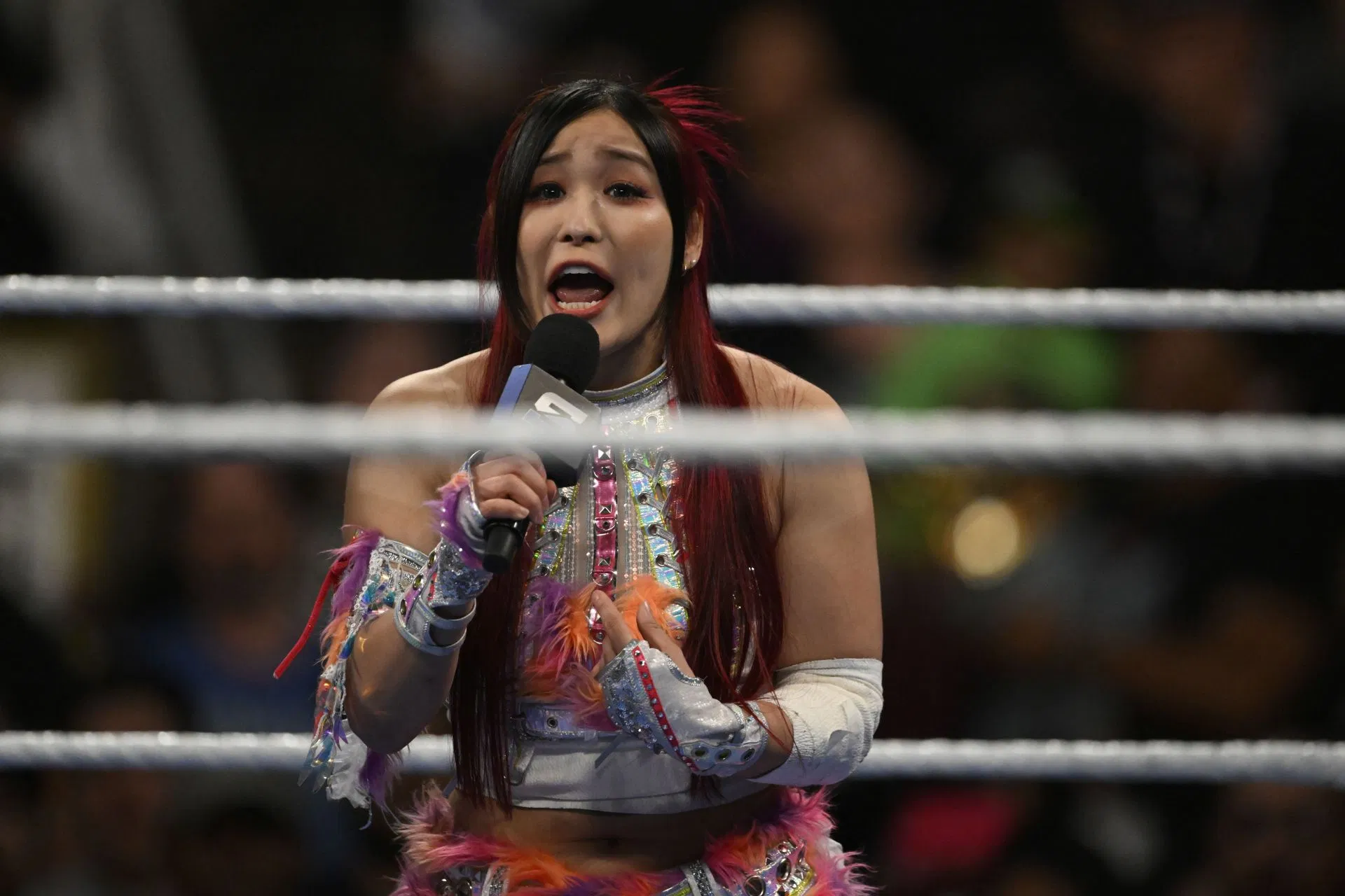“Ligue para o 911” – autoridade da WWE entra em pânico depois que o marido de Iyo Sky quase queima o rosto do atual campeão