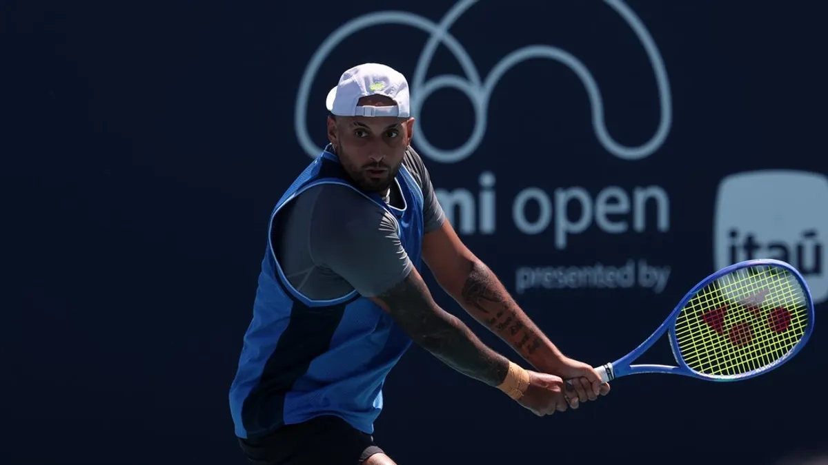 Na volta a Wimbledon, Nick Kyrgios xinga e implora por multa