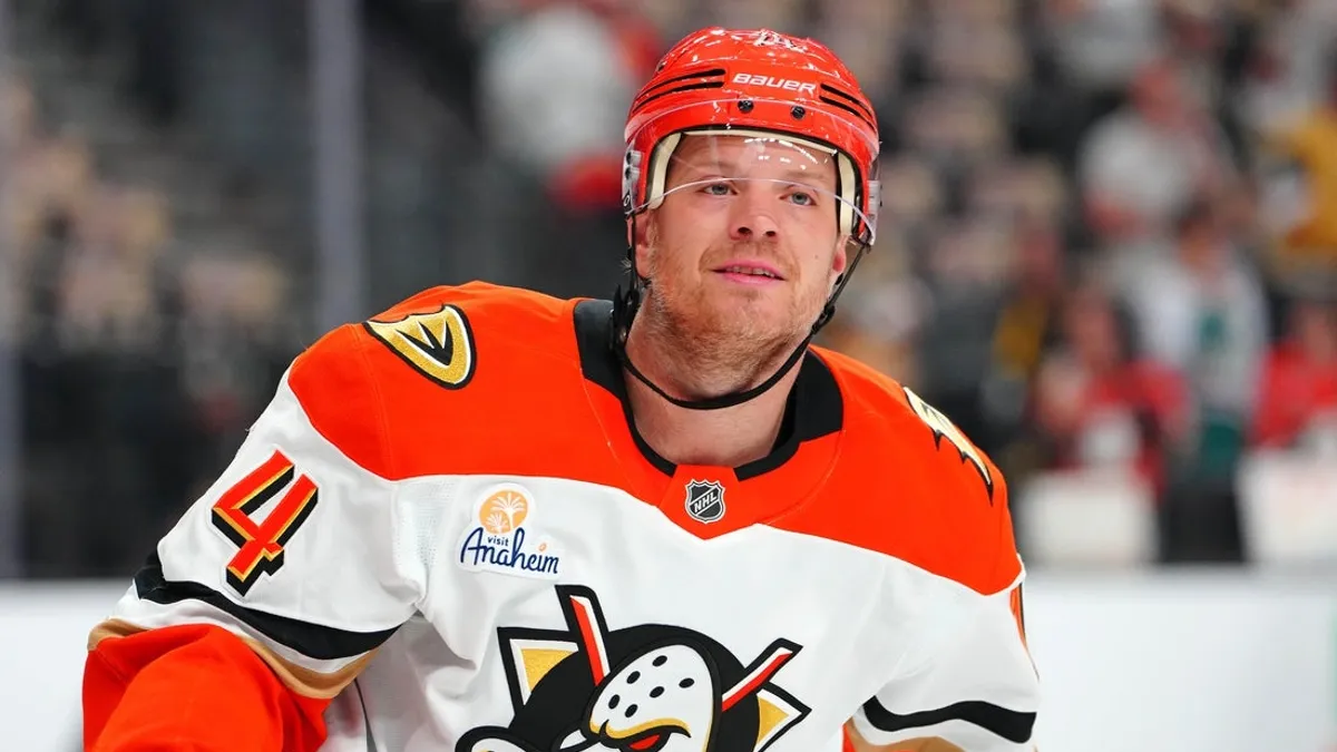 Relâmpago assina D John Carlson para contrato de 2 anos e US$ 17 milhões