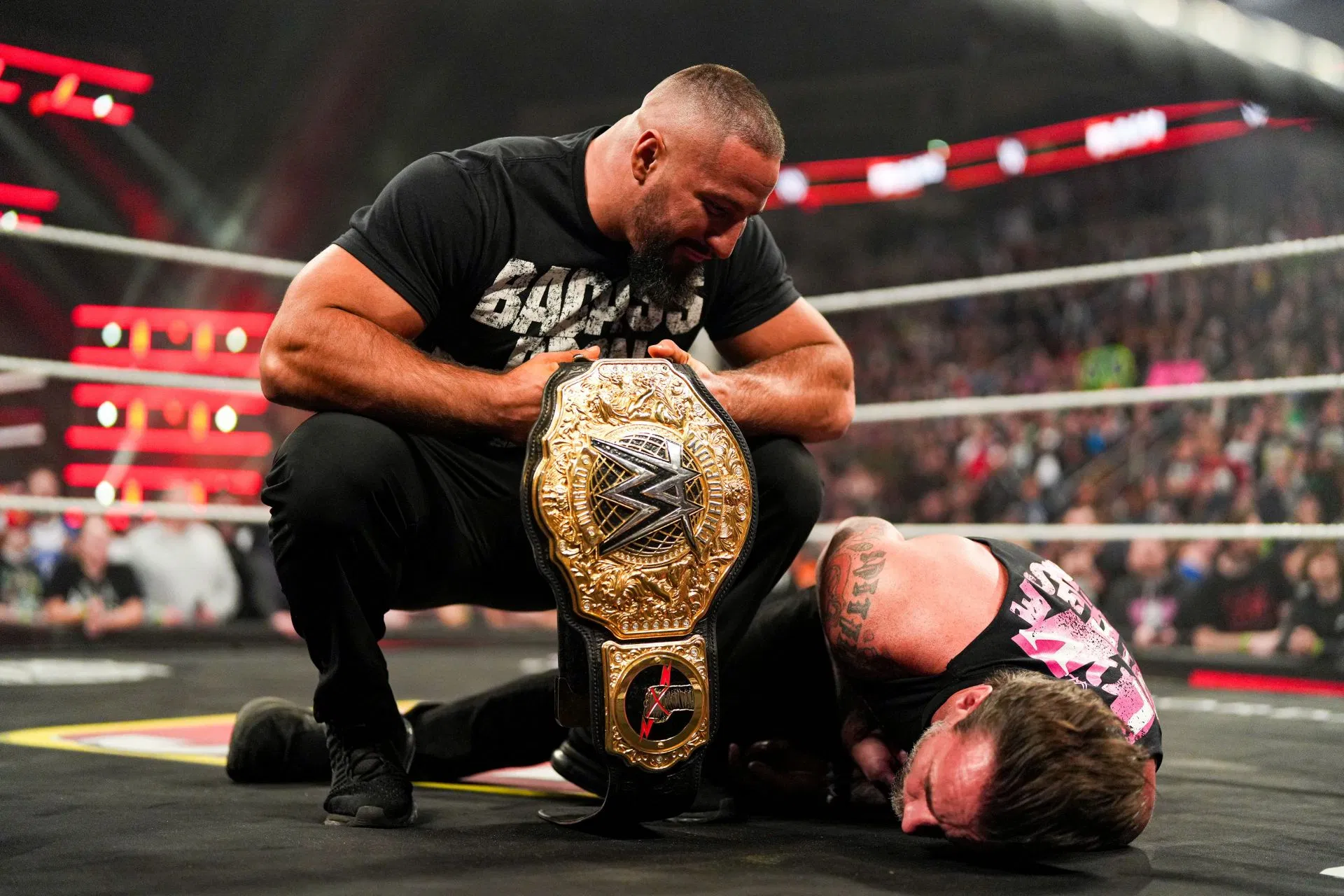 3 razões pelas quais Bron Breakker não é a próxima grande estrela do evento principal que a WWE está procurando e 2 razões pelas quais ele é