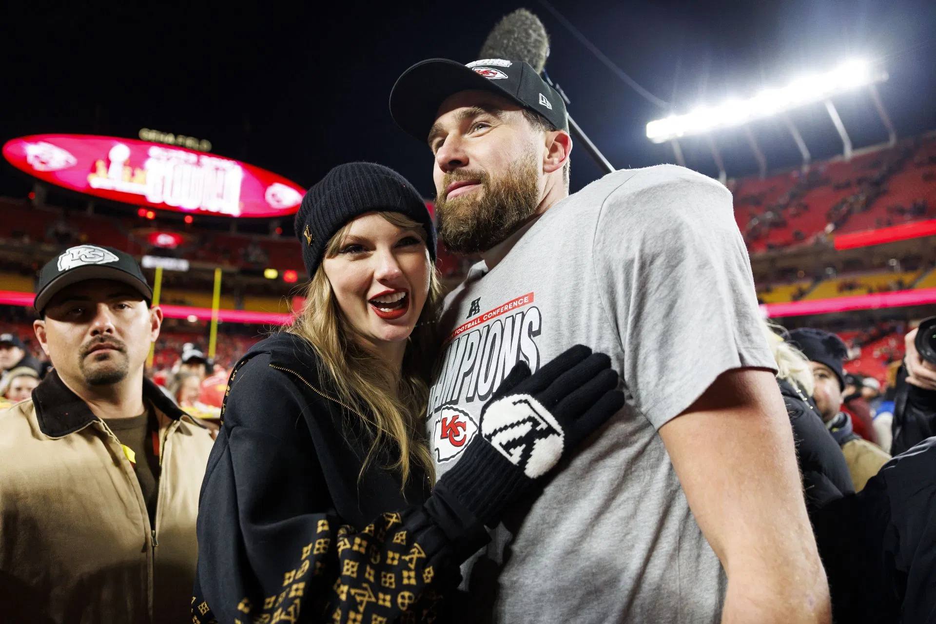 “Até a história de amor deles vem com dedução de impostos”: os fãs da NFL zombam de Taylor Swift e Travis Kelce por causa da doação de US$ 26 milhões antes do casamento do MSG