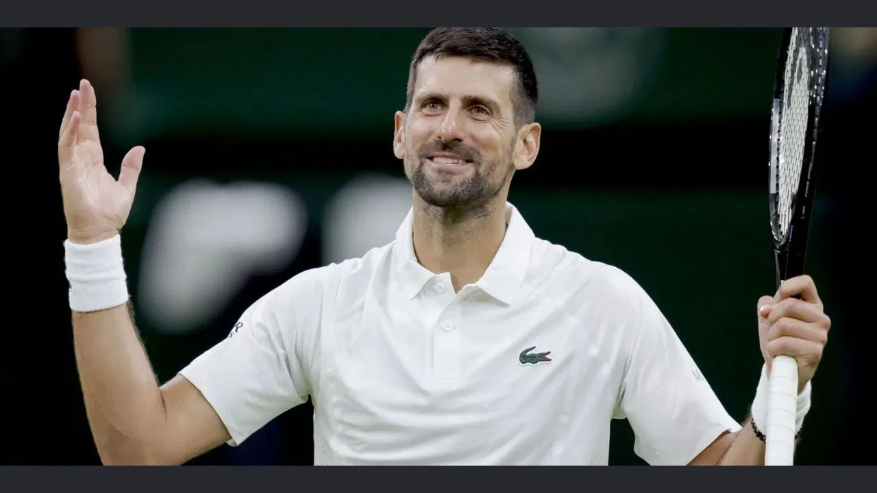 ASSISTIR: Novak Djokovic dá à garota do baile de Wimbledon o maior susto de sua vida com uma pegadinha histérica na quadra