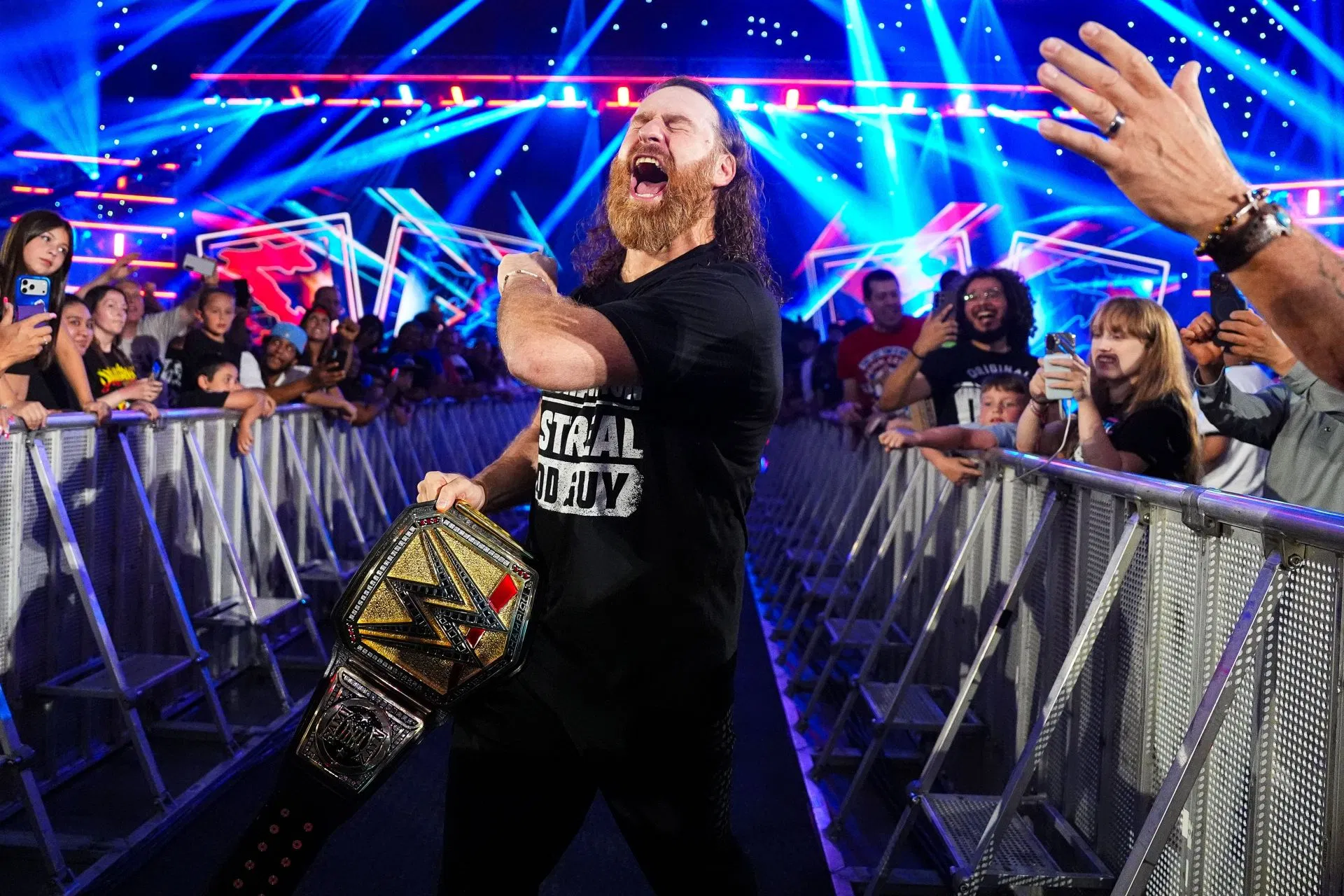 Sami Zayn fotografado com seu mais novo “aliado” da WWE nos bastidores do SmackDown