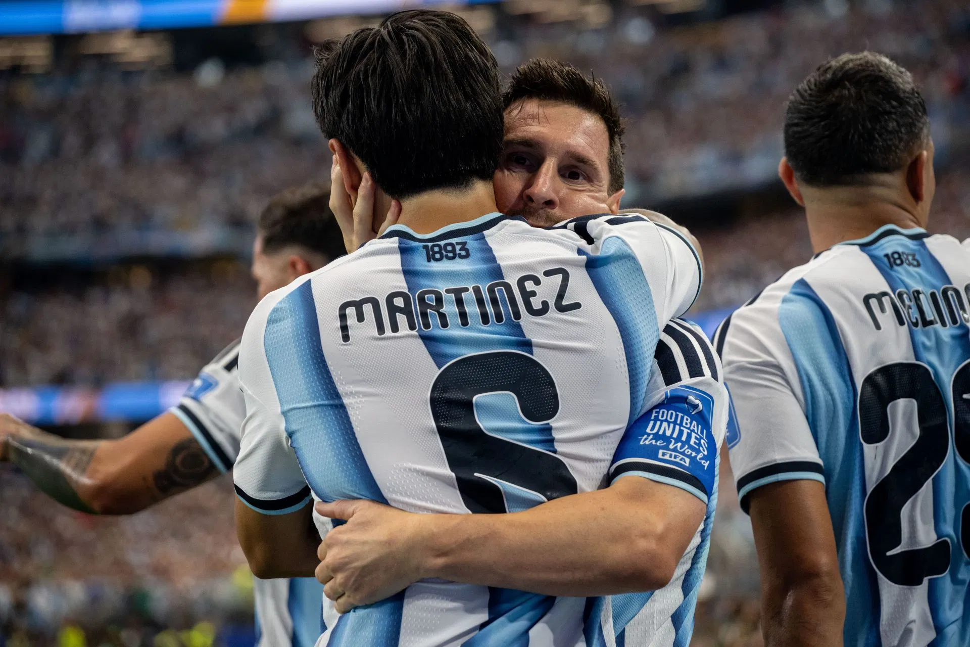 Lisandro Martinez explica como Lionel Messi o ajudou a superar o período em que se lesionou após a vitória sobre Cabo Verde na Copa do Mundo da FIFA