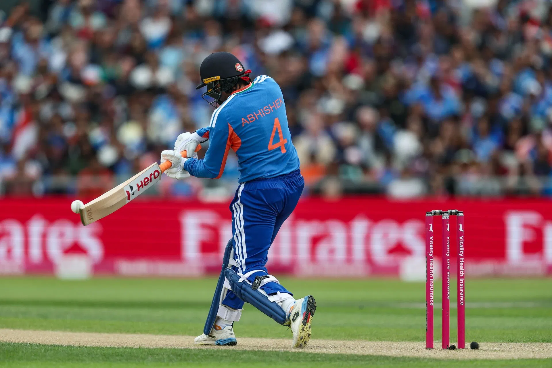A batida forte de Abhishek Sharma termina quando ele erra um arremesso baixo e completo de Sam Curran em ENG vs IND 2026 2º T20I