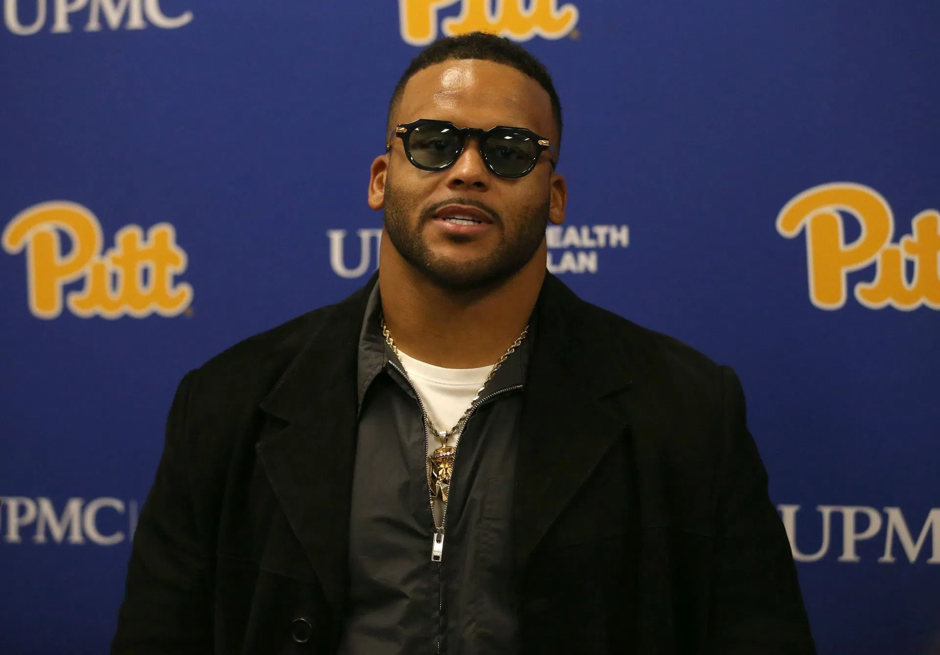 A lenda dos Rams, Aaron Donald, provoca o retorno da NFL para se juntar a Myles Garrett com uma reação enigmática