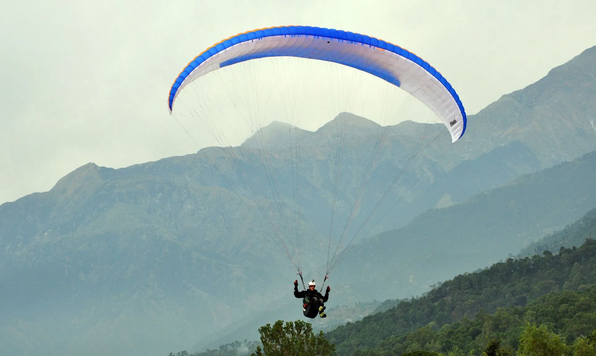 Os 5 destinos mais bonitos de parapente da Índia