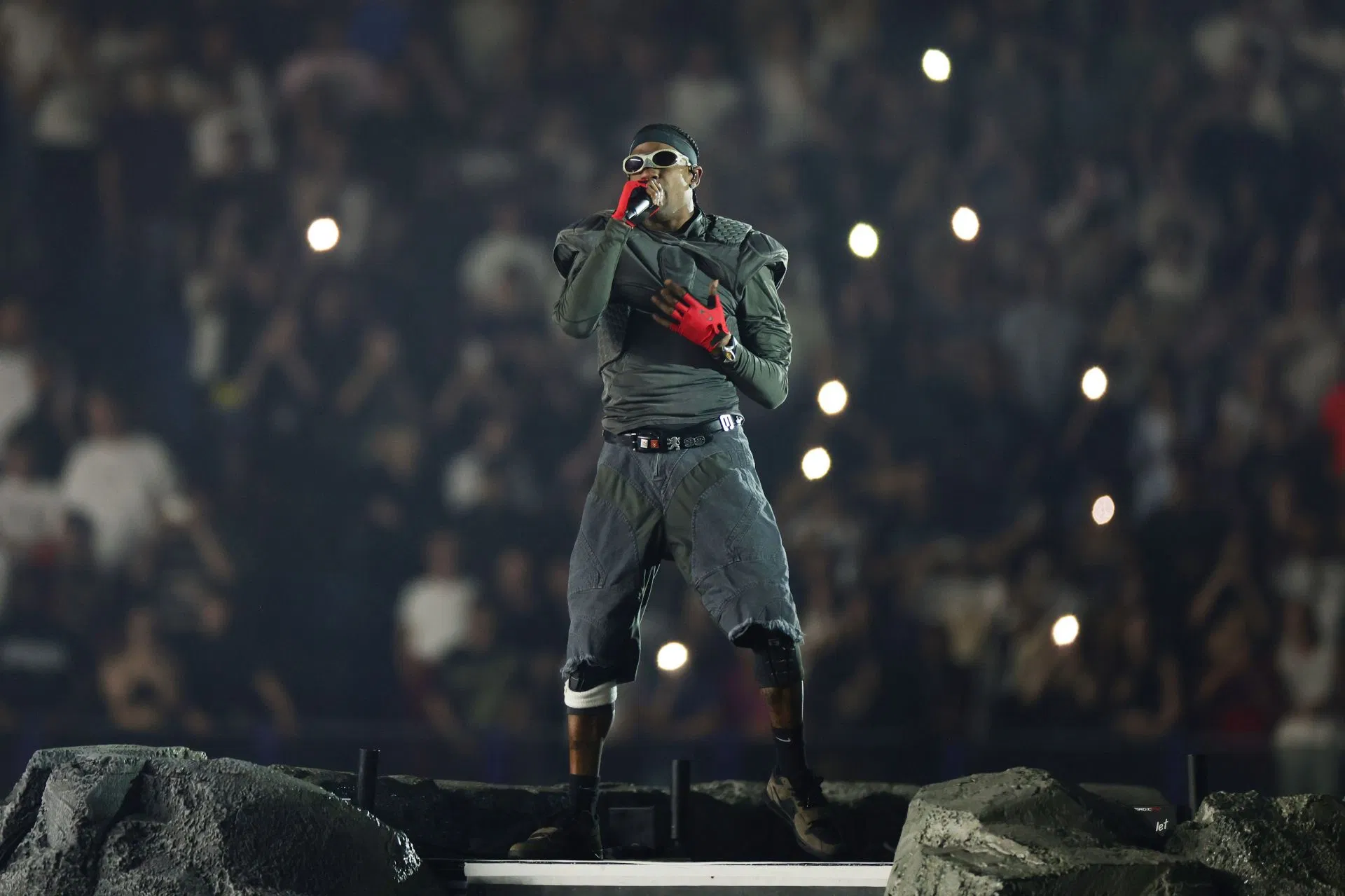 ‘Passar muito tempo com os Kardashians’: a Internet reage após o clipe de Travis Scott jogando garrafas no cinegrafista durante o show se tornar viral