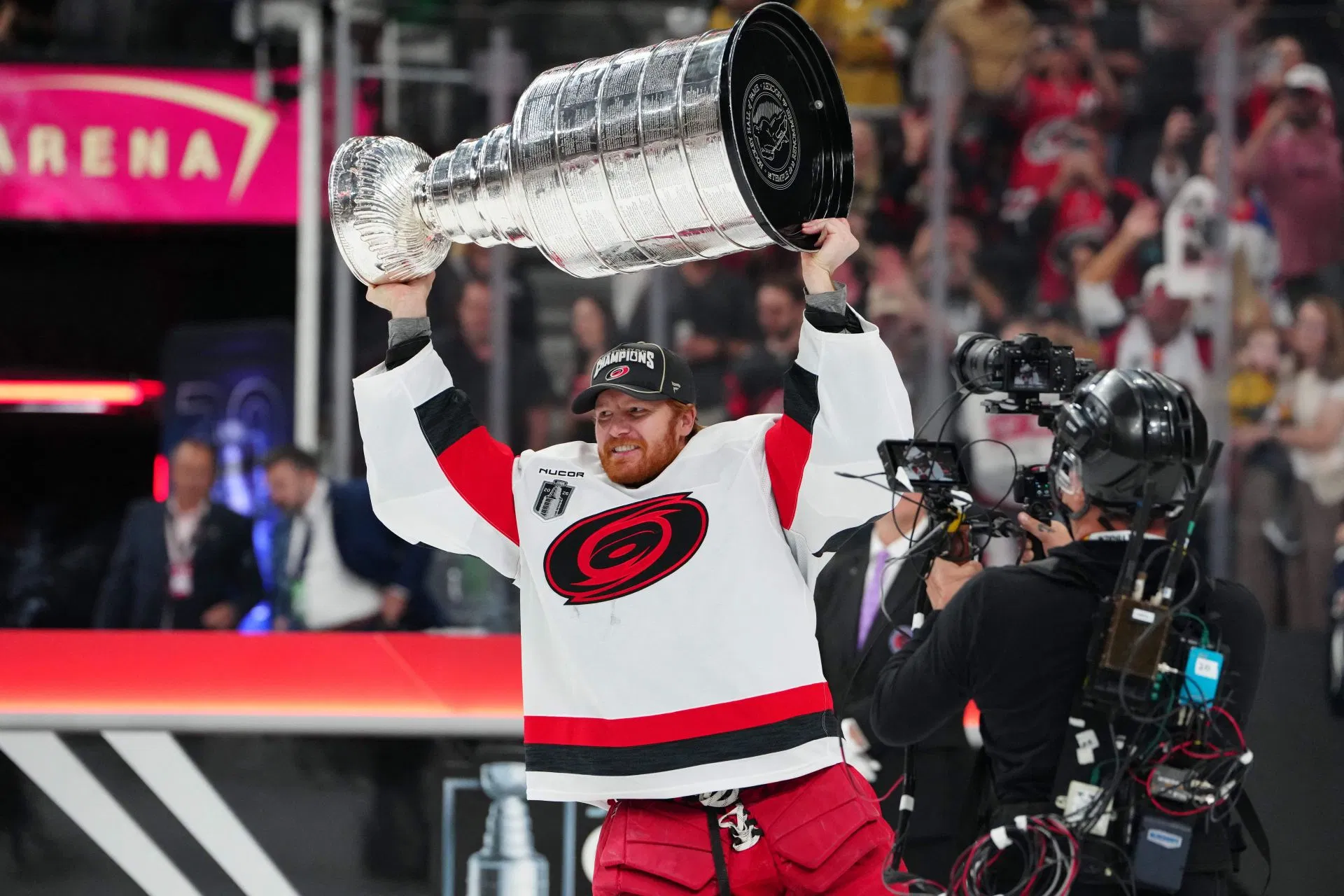 O goleiro vencedor da Stanley Cup, Frederik Andersen, assina contrato de 1 ano com os Oilers, fãs reagem