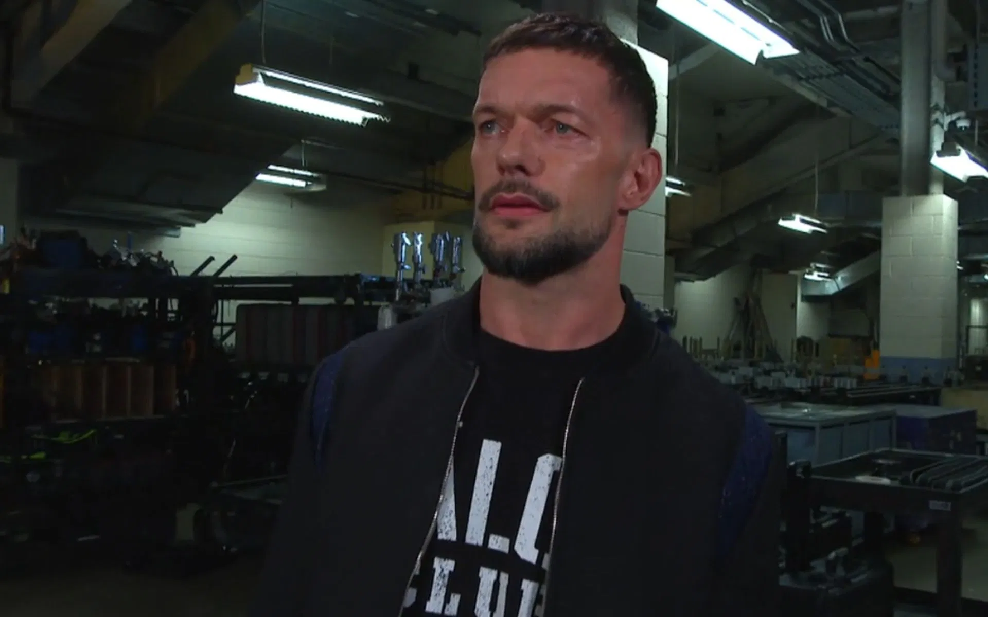 Finn Balor conta ao astro de 41 anos que se mudou para o SmackDown para enfrentá-lo; é destruído momentos depois
