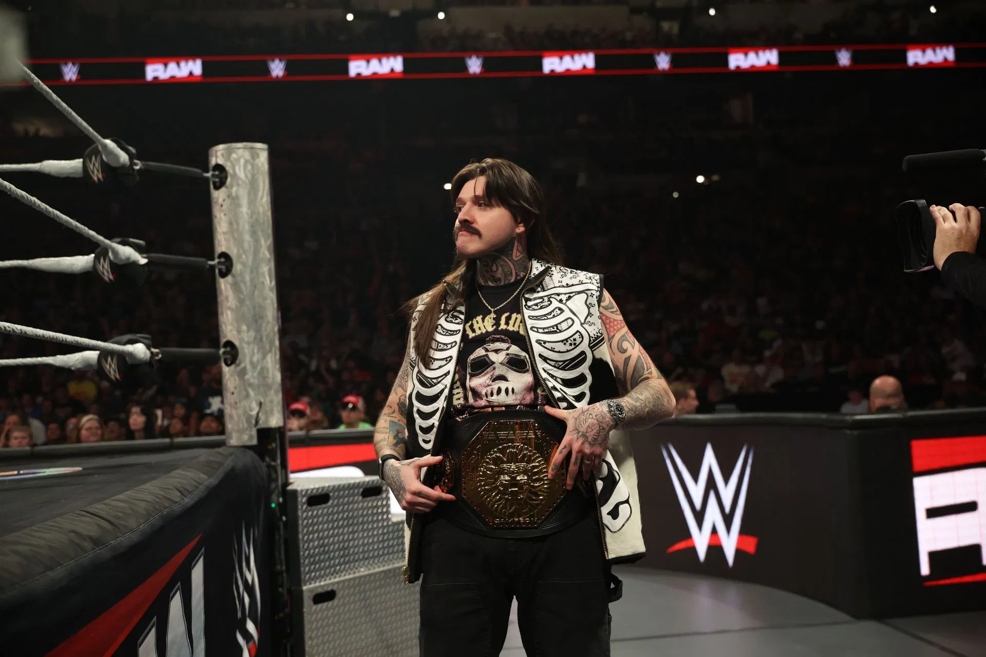 WWE: Dominik Mysterio envia mensagem sincera à esposa da vida real