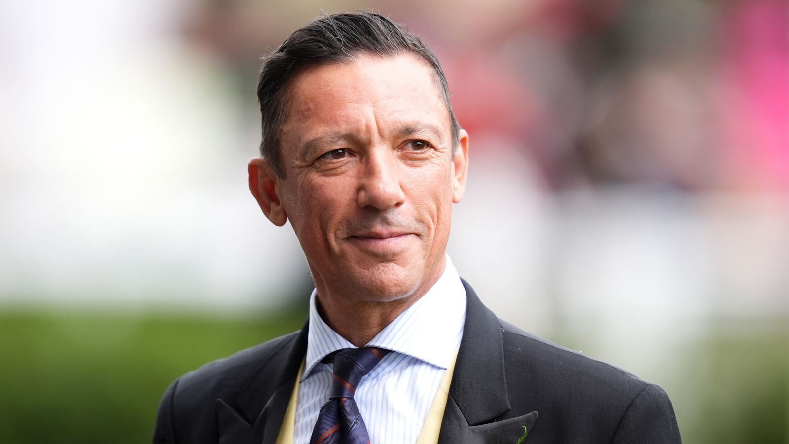 Frankie Dettori: Ex-jóquei campeão sofre costelas e polegar quebrados em acidente de carro em Newmarket na quarta-feira | Notícias sobre corridas
