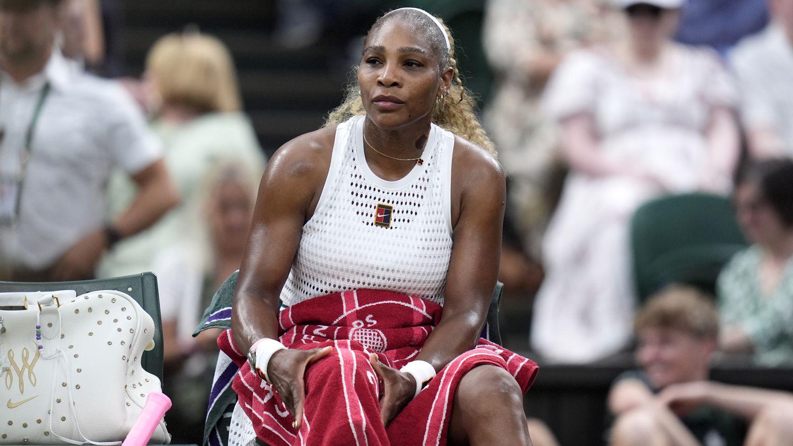 Wimbledon: Serena Williams desiste de sua campanha de duplas ao lado da irmã Venus após sofrer uma lesão no joelho na derrota de simples | Notícias sobre tênis